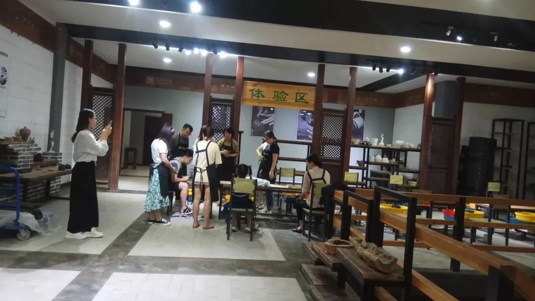 旋轉(zhuǎn)的藝術(shù)——大宋定窯傳統(tǒng)拉坯體驗活動(圖1)