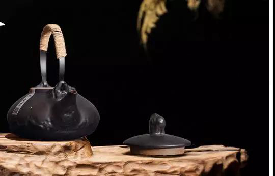 粗瓷茶具-精美的黃山提梁壺，你茶席上的首選壺