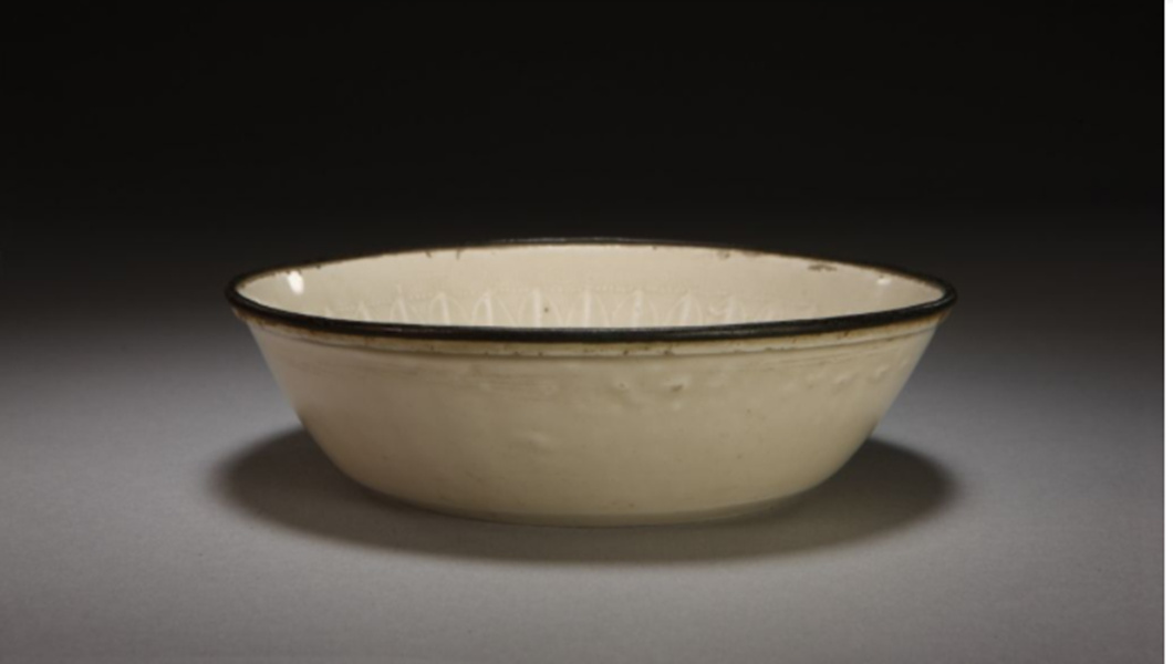 定窯白釉印花蟠螭花卉蓮瓣紋洗，運(yùn)用了刻花、印花的裝飾手法